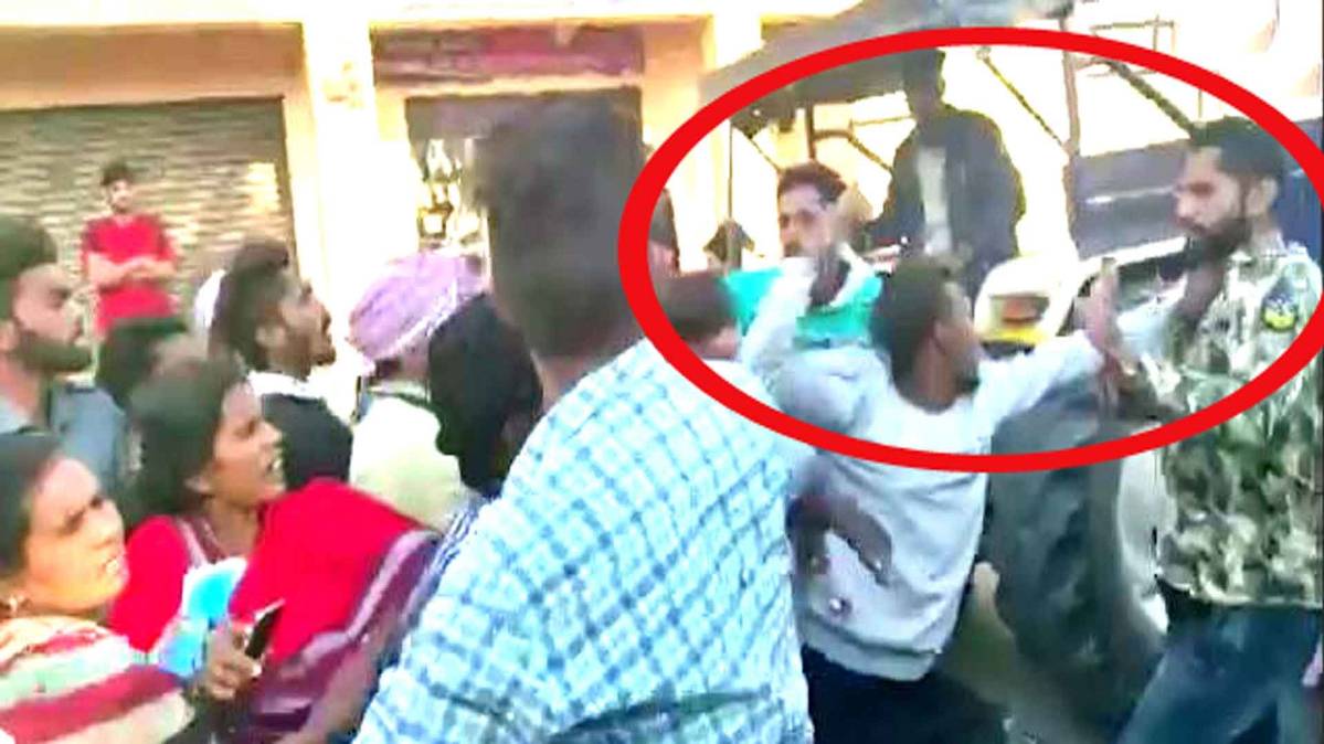मोगा में मनचले युवक की पिटाई