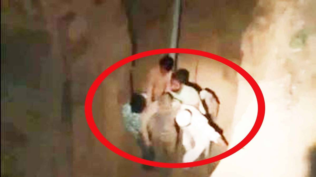 बोरवेल में फंसे शख्स का रेस्क्यू ऑपरेशन