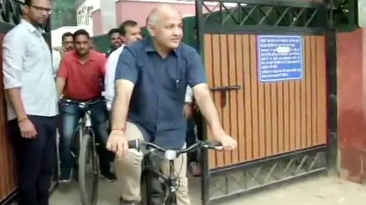 साइकिल की सवारी कर ऑफिस पहुंचे मनीष सिसोदिया