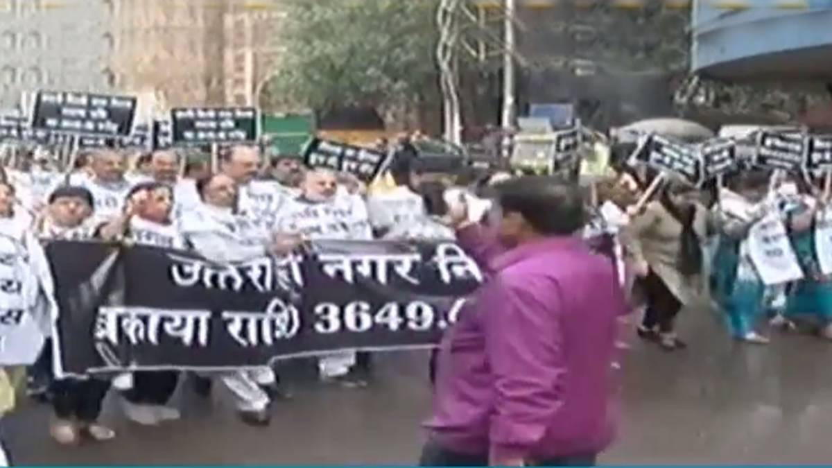 MCD के पार्षदों ने किया प्रदर्शन