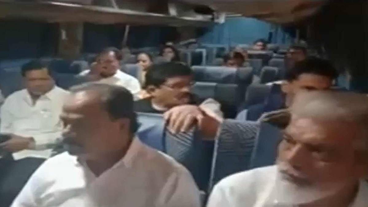शिवसेना विधायक बस में बैठकर राजभवन के लिए रवाना