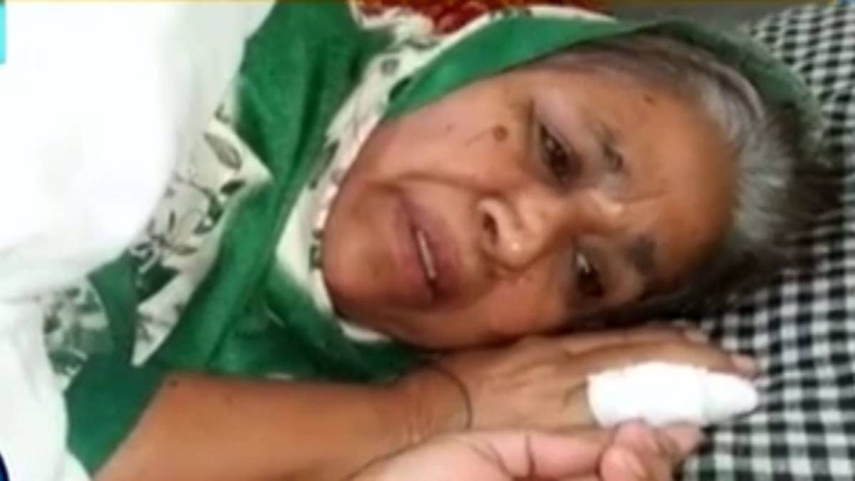 बुजुर्ग महिला की पिटाई