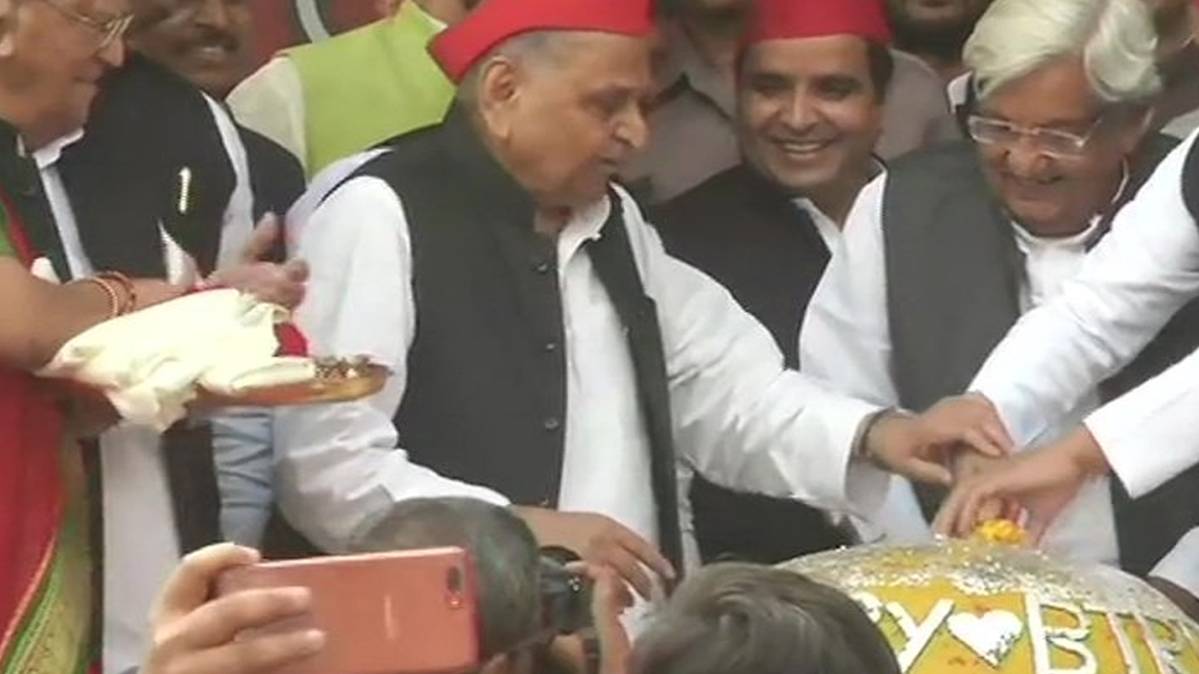 मुलायम सिंह यादव के जन्मदिन पर बंटा 81 किलो का लड्डू, देखें वीडियो - Mulayam Singh Yadav cuts 81 kg ladoo on his birthday - India AajTak