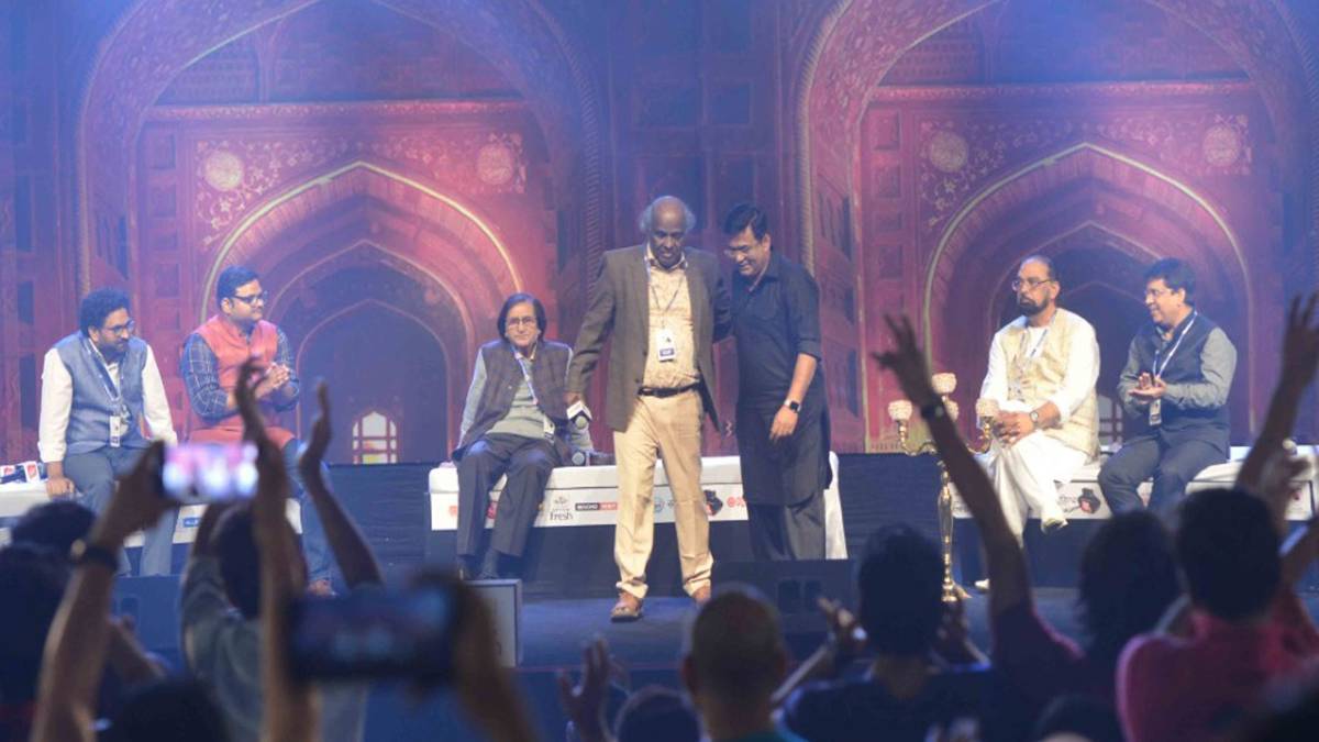 साहित्य आजतक में मुशायरा