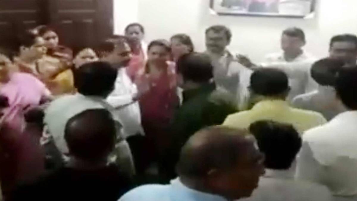 निगम चुनावों में टिकट बंटवारे हंगामा (फोटो टीवी ग्रैब)