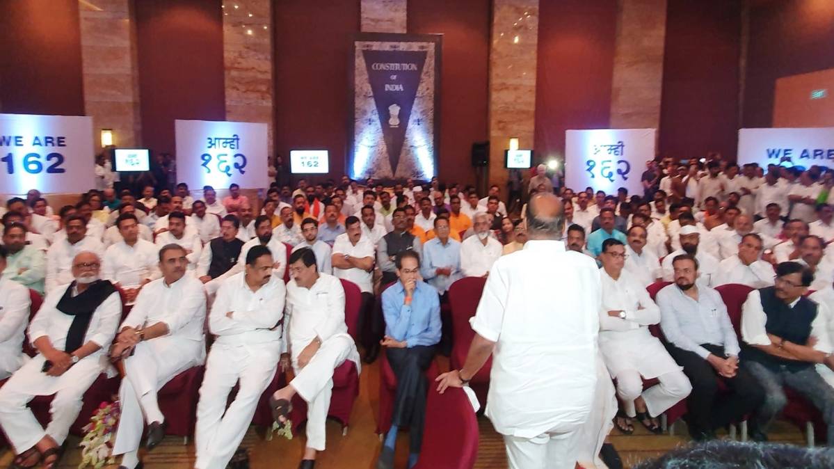 कांग्रेस-NCP और शिवसेना के विधायकों की सार्वजनिक परेड(Photo-@ShivSena)