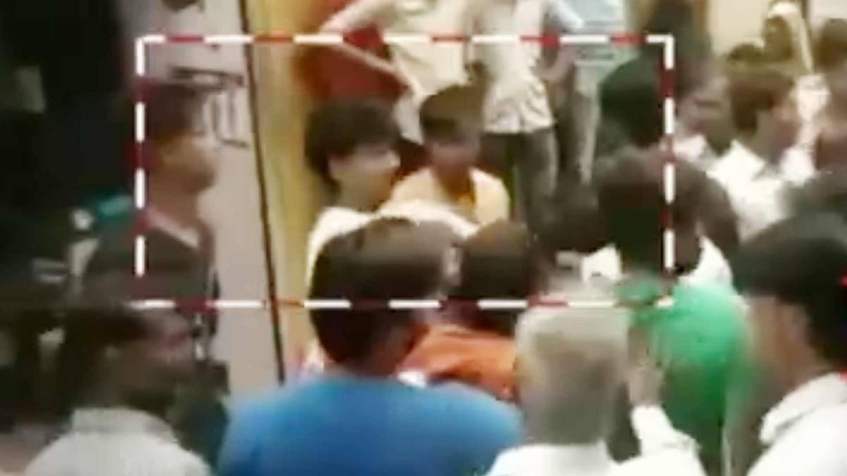 मनचलों की पिटाई (फोटी टीवी ग्रैब)