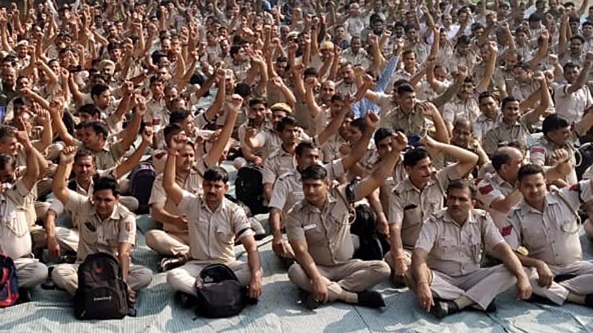 धरने पर दिल्ली पुलिस (ANI)