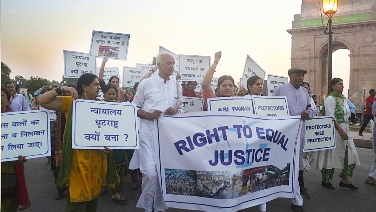 इंडिया गेट पर जुटे पुलिसकर्मी (फोटो: IANS)