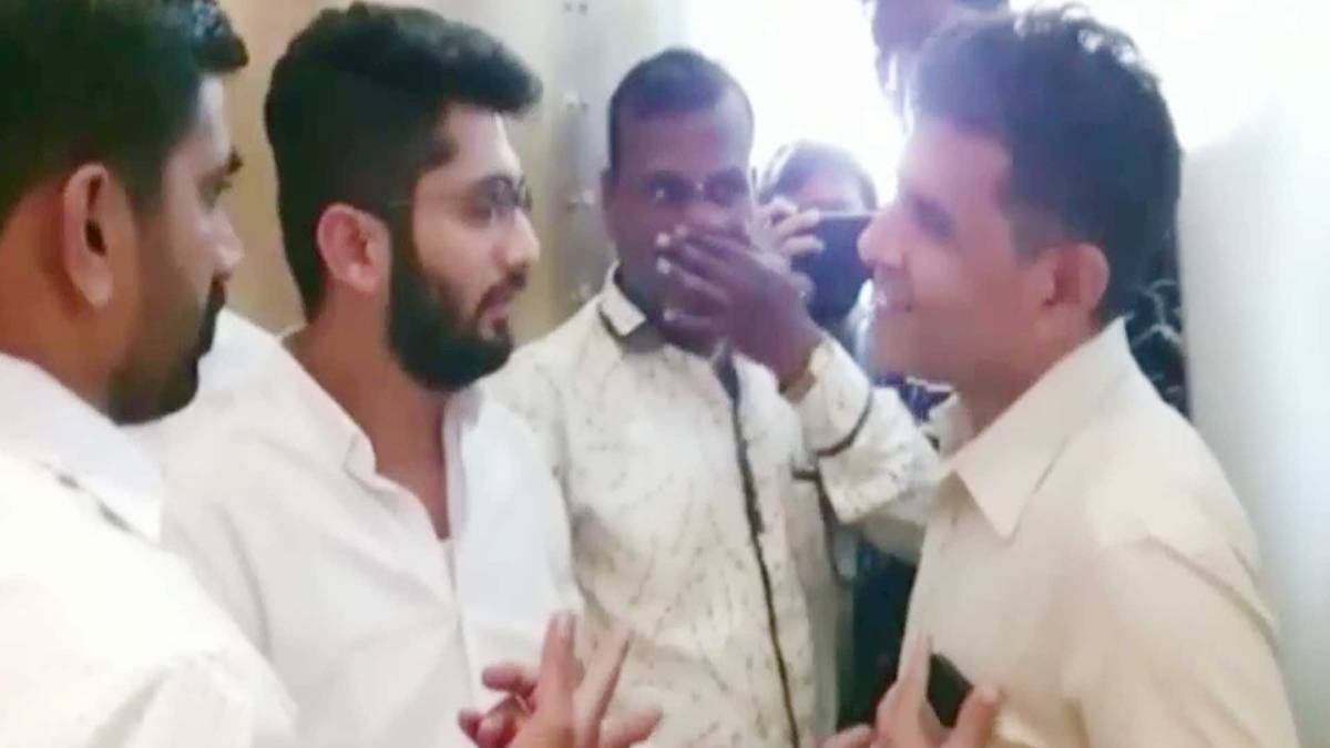 पुलिसकर्मियों को सादी वर्दी में होटल में पकड़ा