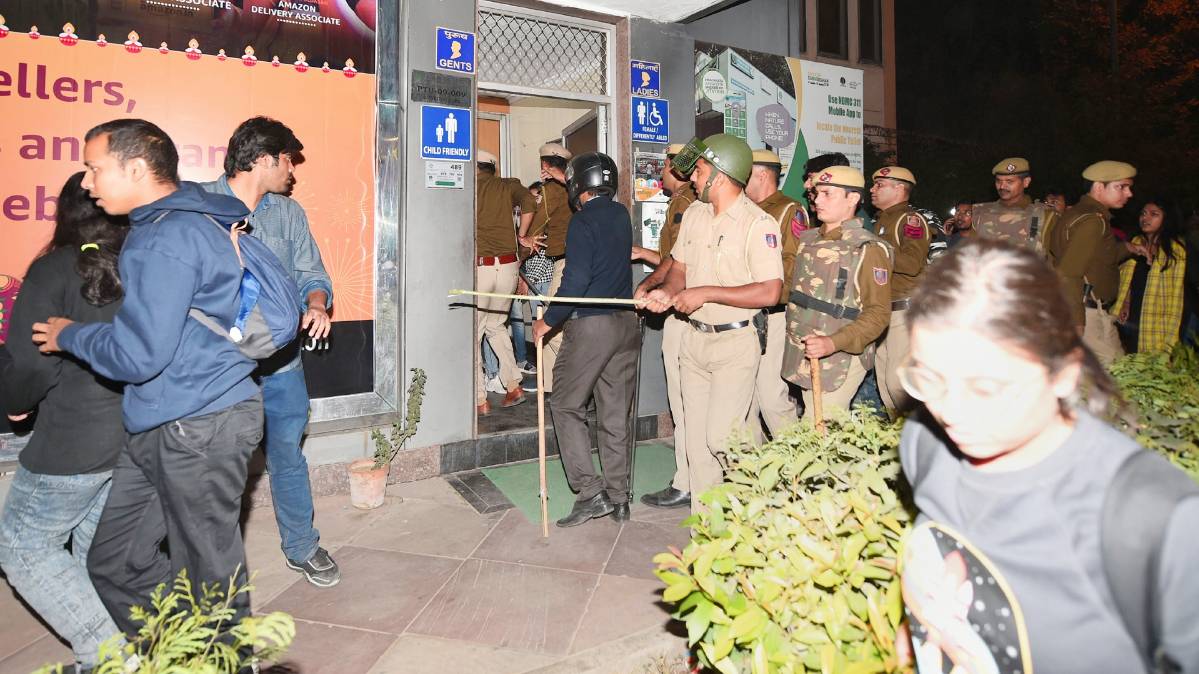 JNU के प्रदर्शनकारी छात्रों को पुलिस ने छोड़ा (फोटो- PTI)