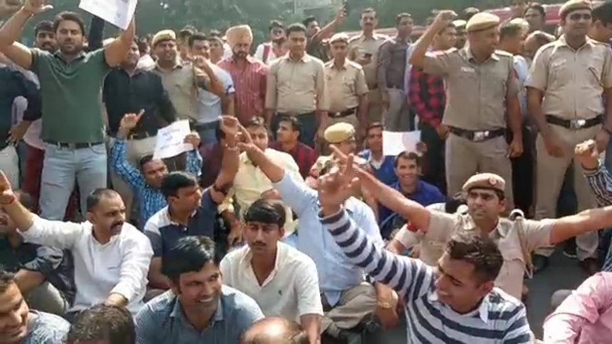 दिल्ली पुलिस मुख्यालय के बाहर पुलिस जवानों का प्रदर्शन (फोटो:IANS)