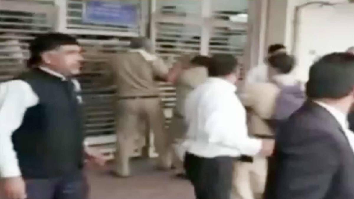 वकील Vs दिल्ली पुलिस (फोटो टीवी ग्रैब)