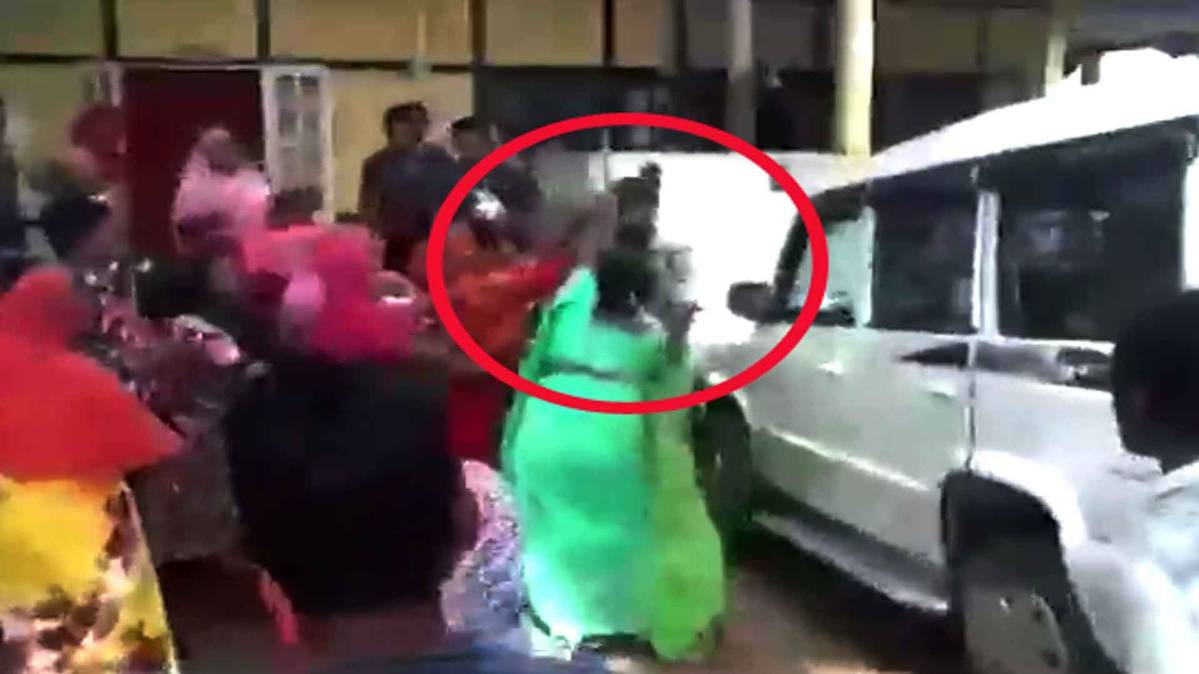 भीड़ ने पुलिस थाने पर किया हमला