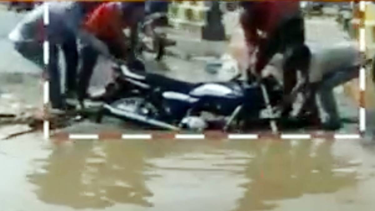 गड्ढे में गिरा बाइक सवार