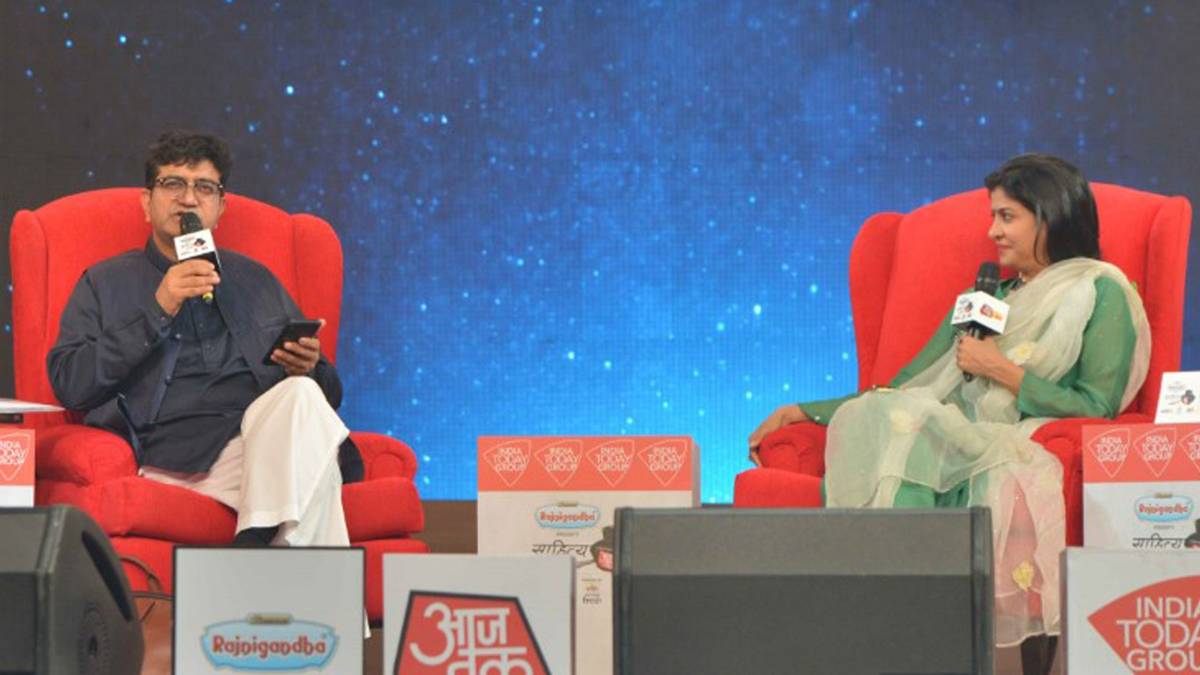 साहित्य आजतक के मंच पर गीतकार, लेखक और कवि प्रसून जोशी