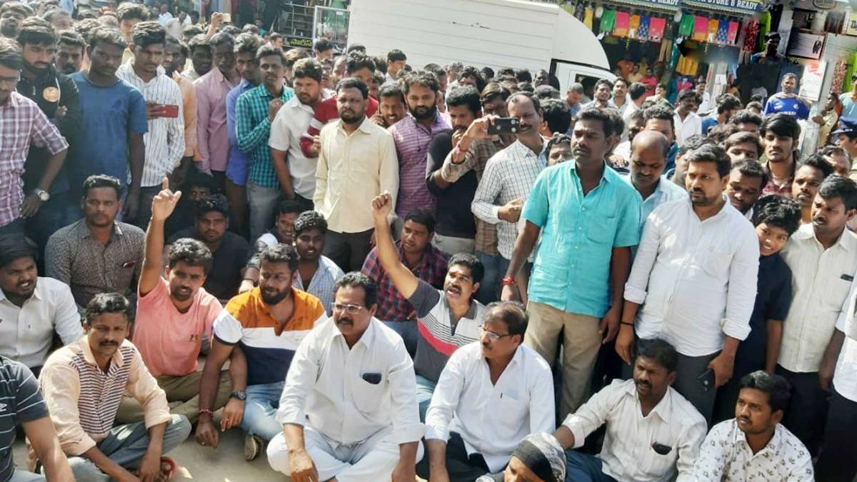 हैदराबाद रेप केस को लेकर सड़कों पर धरना देते लोग (फोटो-ANI)