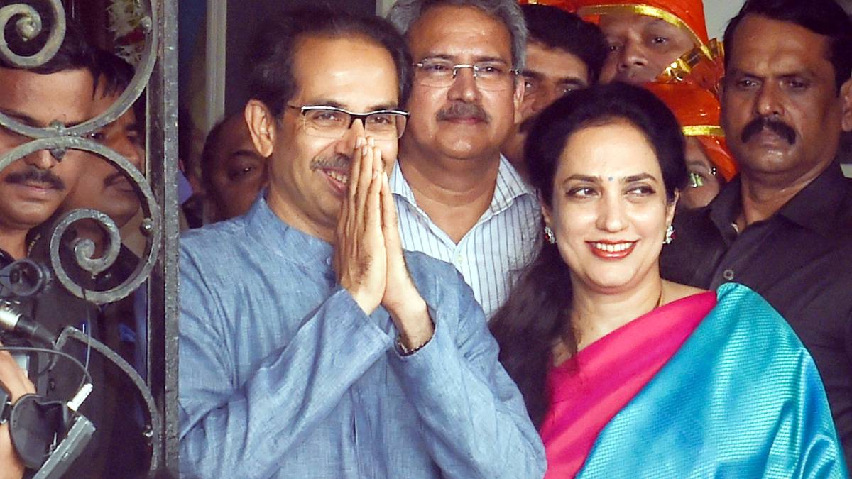 पत्नि रश्मि संग उद्धव ठाकरे (PTI)