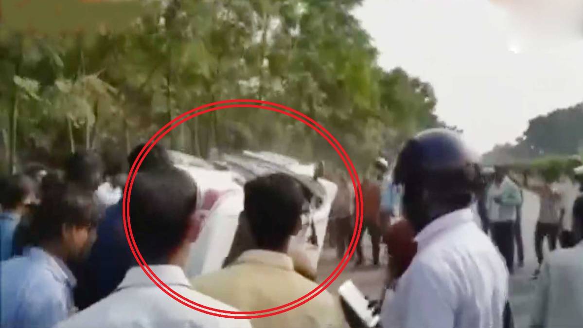 सड़क पर छात्रों का उत्पात