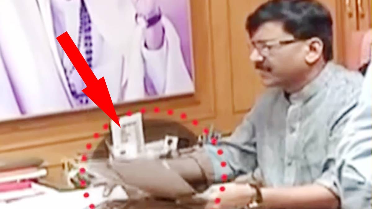 शिवसेना प्रवक्ता संजय राउत की मेज पर मौजूद लिफाफा