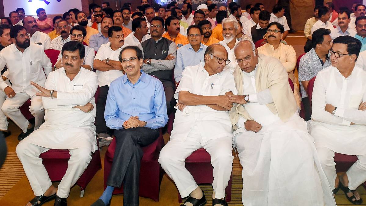 विधायकों का शक्तिप्रदर्शन (PTI)