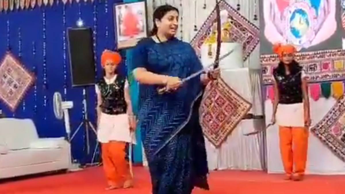 स्मृति ईरानी ने चलाई तलवार