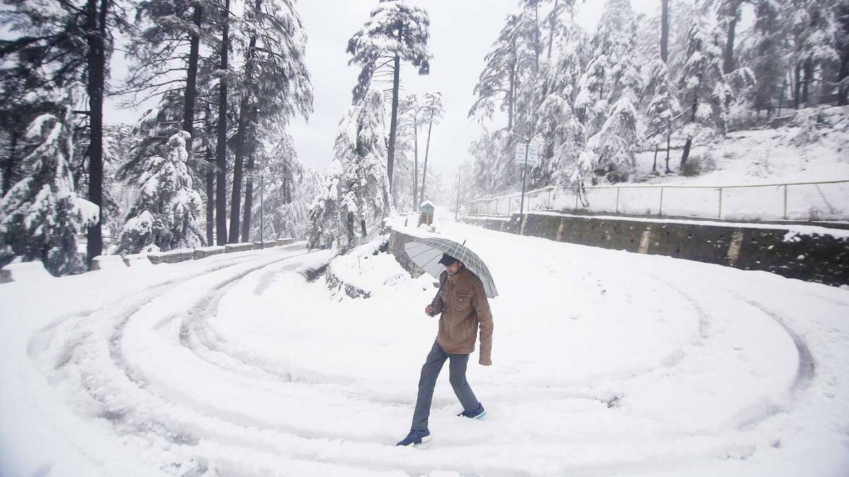 बर्फबारी से कश्मीर में आमजन परेशान
