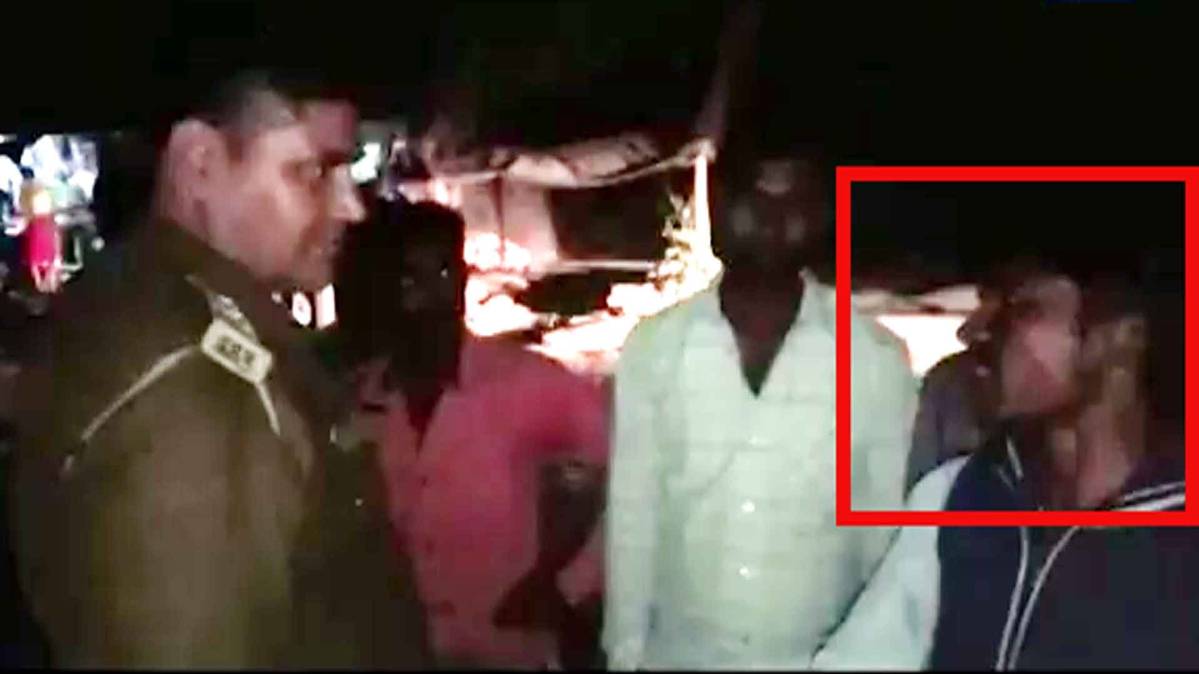 दारोगा को धमकी देते हुए शख्स