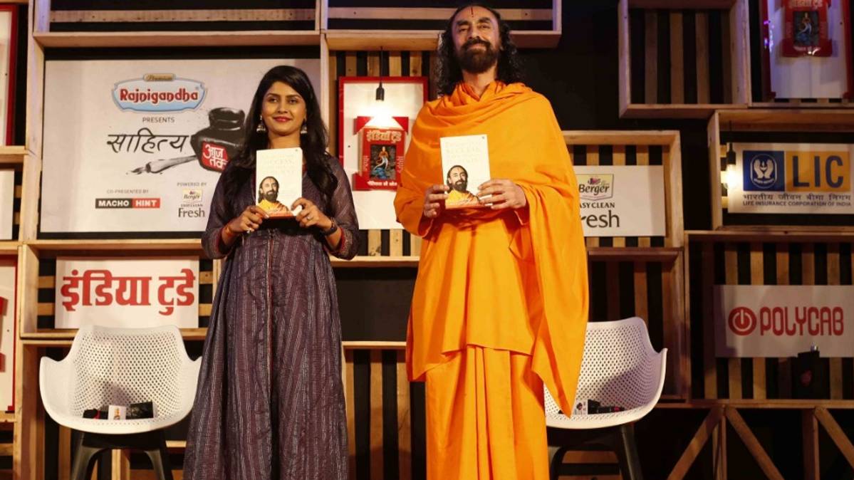 साहित्य आजतक के मंच से स्वामी मुकुंदानंद