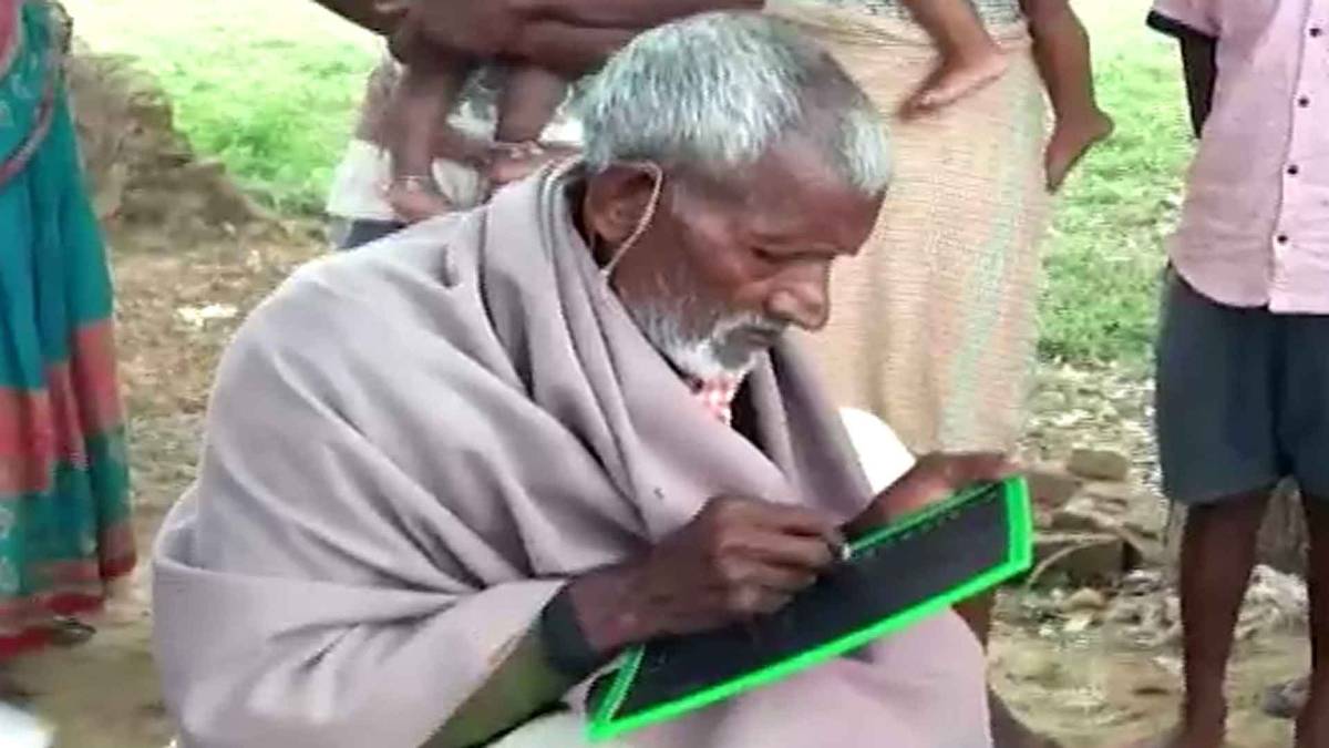 बच्चों को पढ़ते हुए असर्फी राम