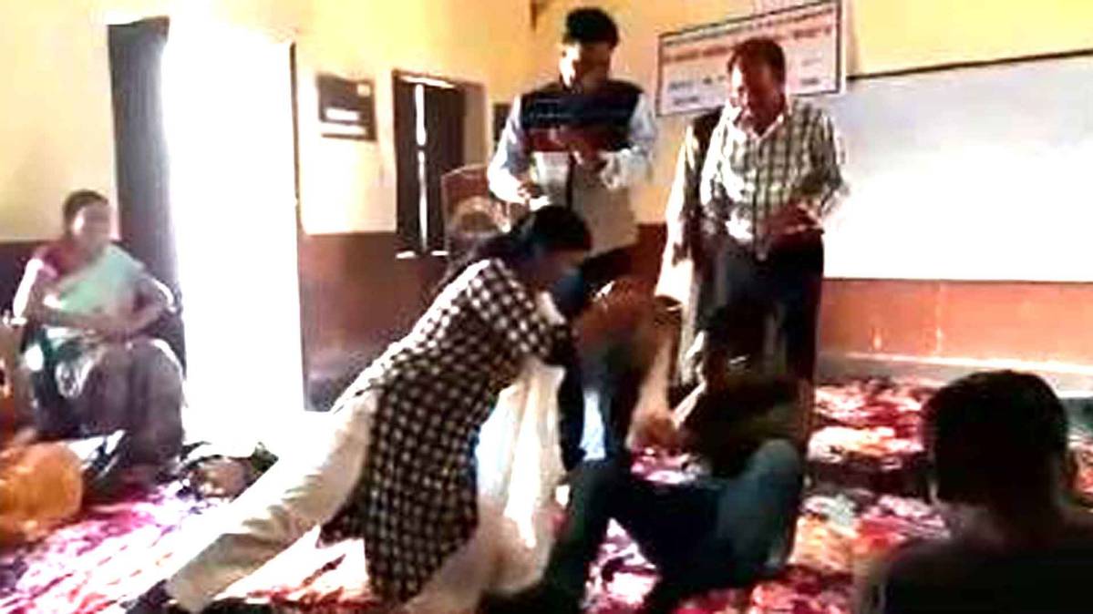 नागिन डांस करते हुए टीचर