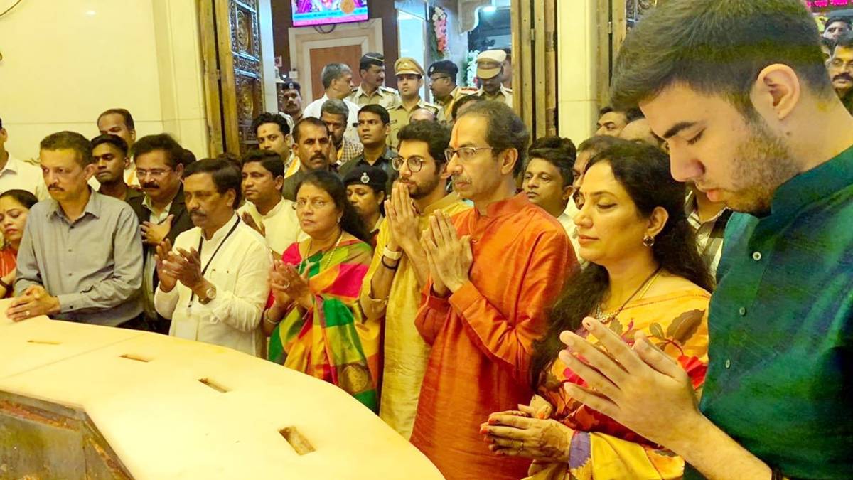 परिवार के साथ उद्धव ठाकरे (@ShivSena)