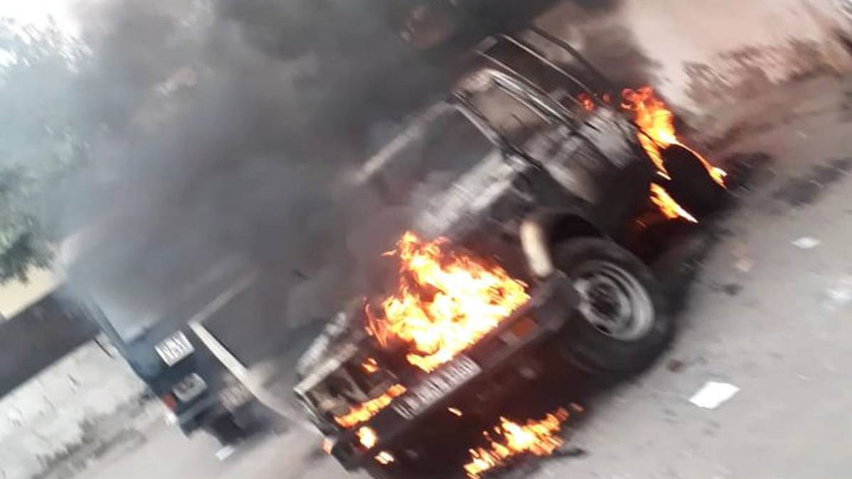 तीस हजारी कोर्ट के बाहर जमकर बवाल (फोटो- ANI)