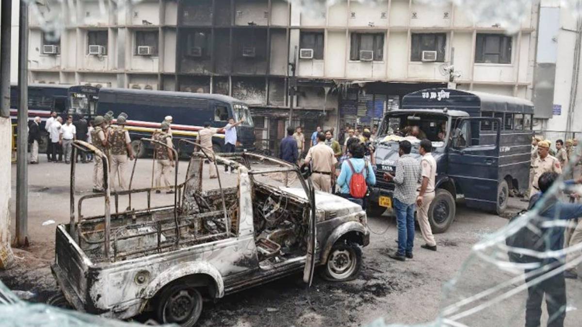 शनिवार को तीस हजारी में पुलिस और वकीलों के बीच हुई थी झड़प (फोटो-PTI)