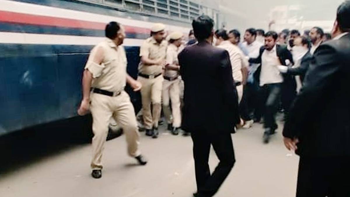 शनिवार को तीस हजारी में पुलिस और वकीलों के बीच हुई थी झड़प