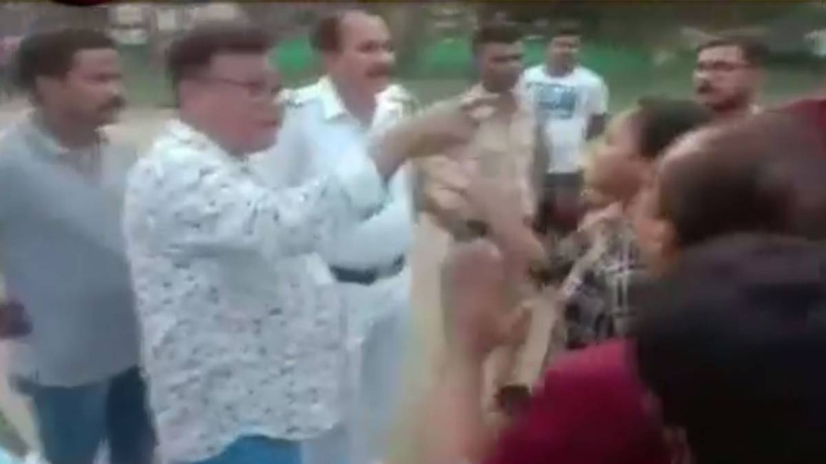 दफ्तर में कब्जे पर बवाल