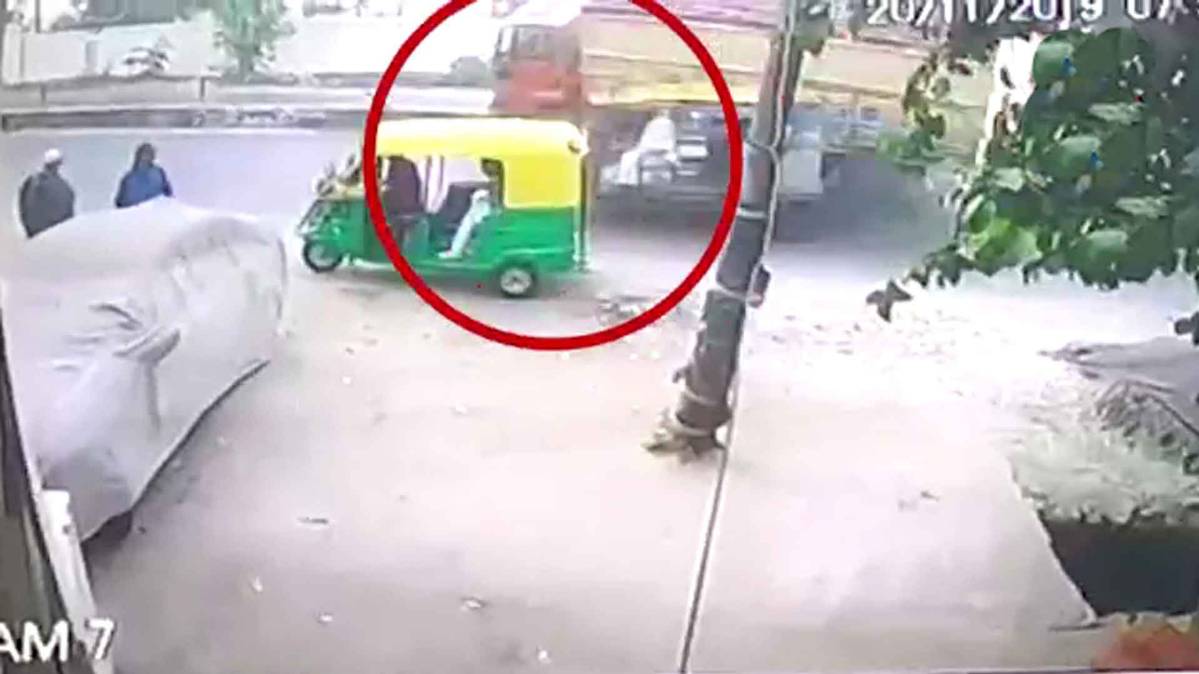 गैस सिलेंडर से भरा ट्रक पलटा