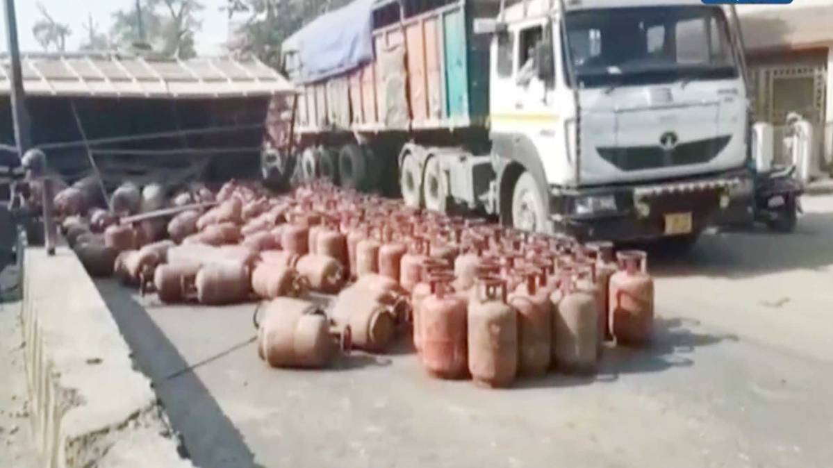 सड़क हादसे का शिकार हुआ ट्रक