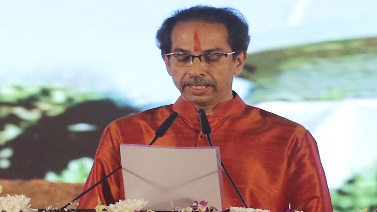 उद्धव ठाकरे ने ली शपथ (फोटो-AP)