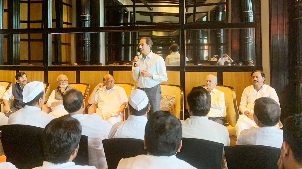 एनसीपी विधायकों को संबोधित करते उद्धव ठाकरे