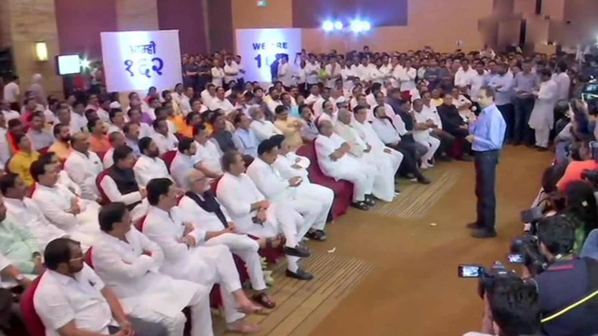 उद्धव ठाकरे विधायकों से बात करते हुए  (PHOTO ANI)