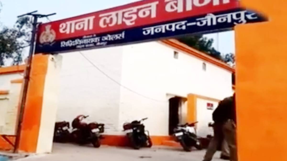 भगवा रंग में रंगा थाना