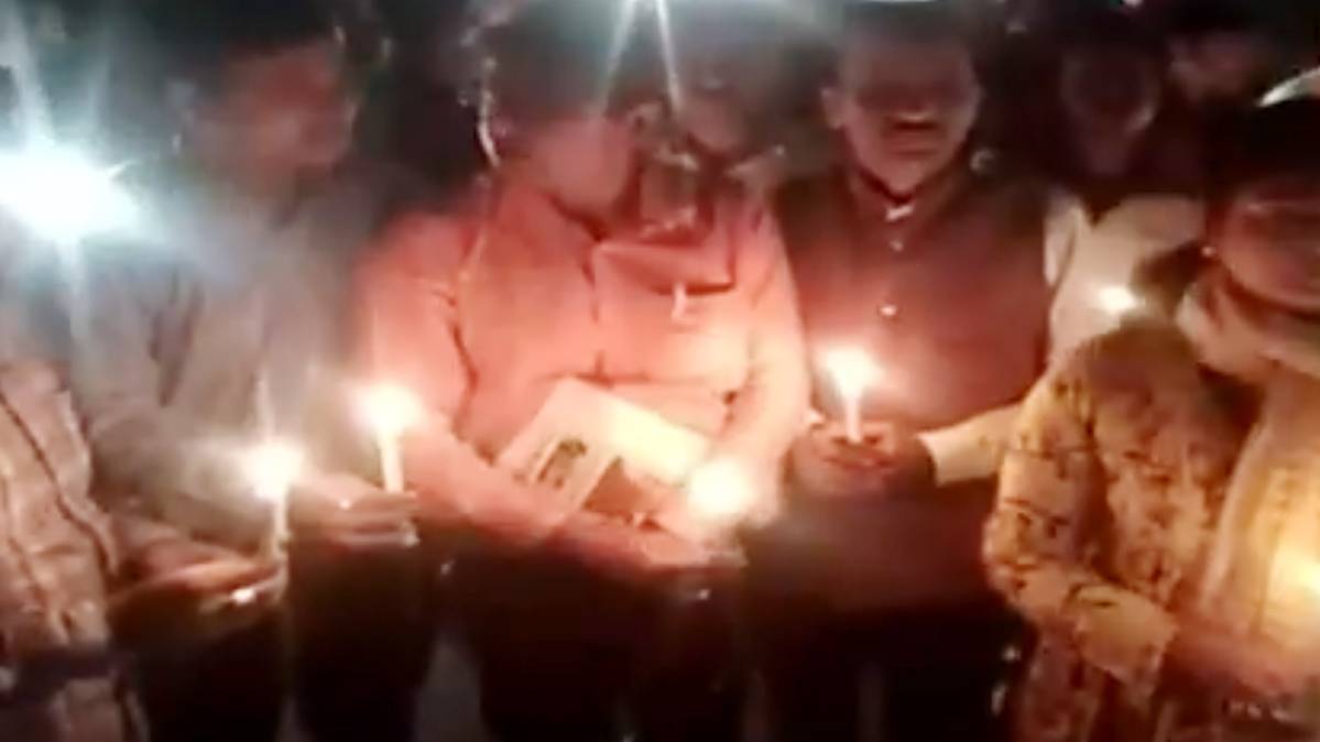 परिजनों का कैंडल मार्च