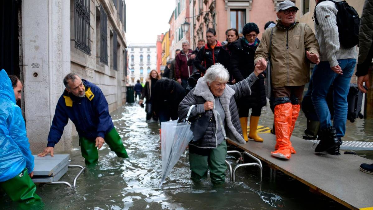 वेनिस में बाढ़ का कहर (AP Photo)