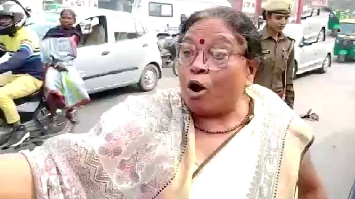 चालान कटने पर भड़की महिला