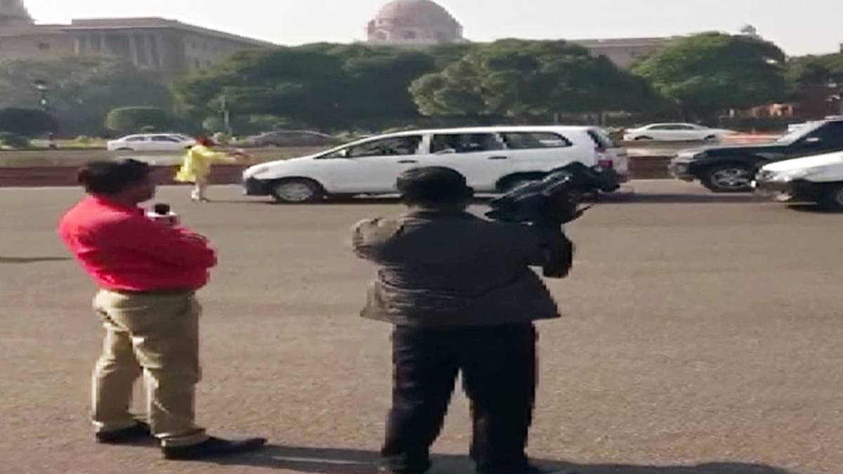 रक्षा मंत्री के काफिले में घुसा शख्स (फोटो-ANI)
