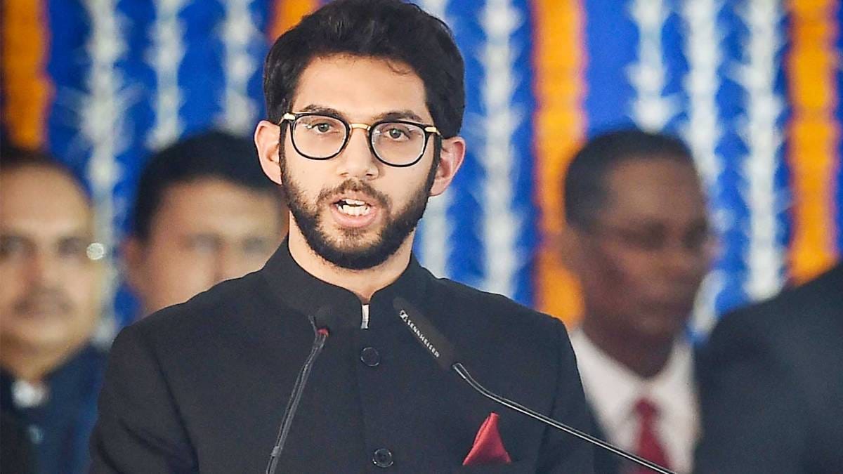 शपथ ग्रहण के दौरान आदित्य ठाकरे (फोटो- PTI)
