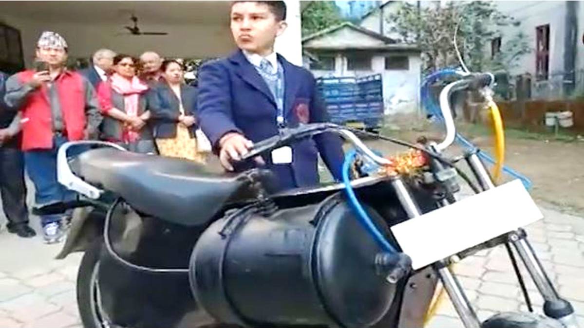 छात्र ने बनाई हवा से चलने वाली बाइक