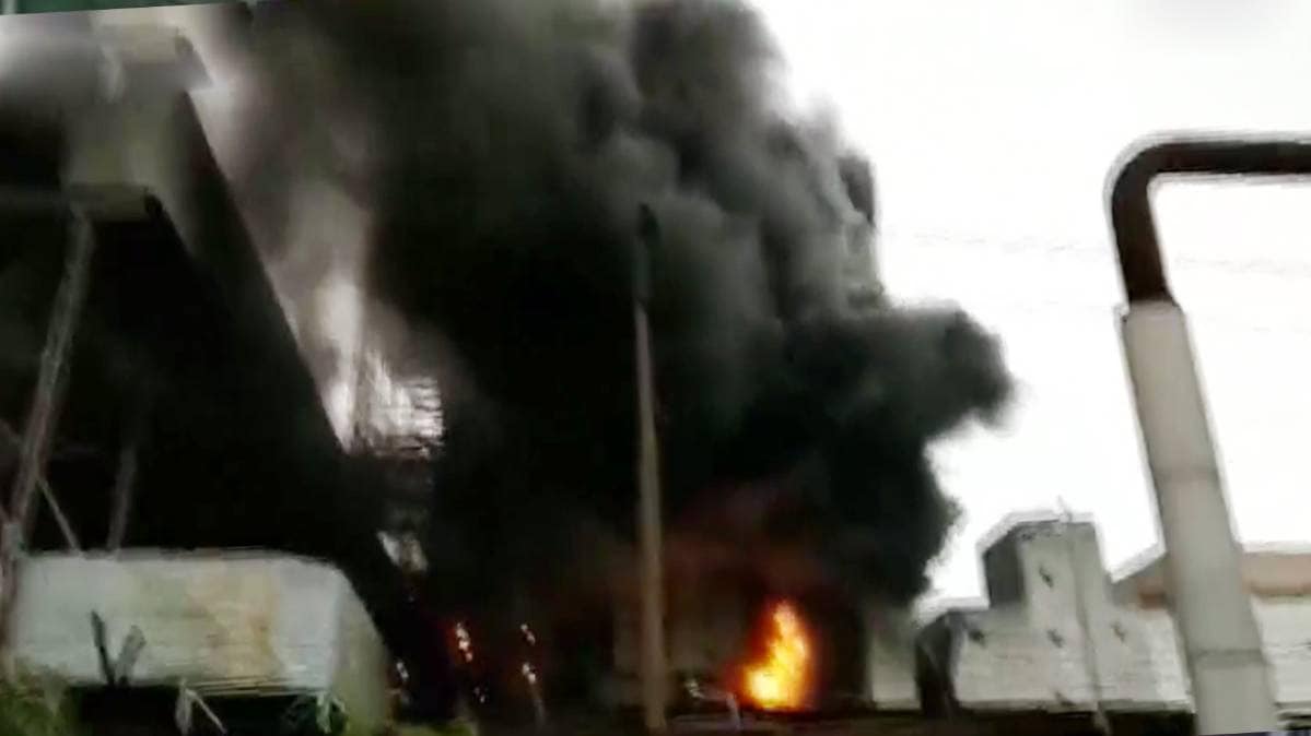 प्लांट से काले धुएं का गुबार उठने लगा