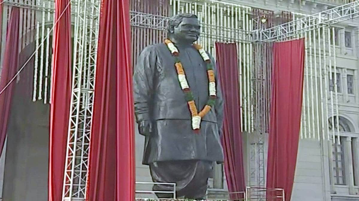 अटल बिहारी वाजपेयी की मूर्ति